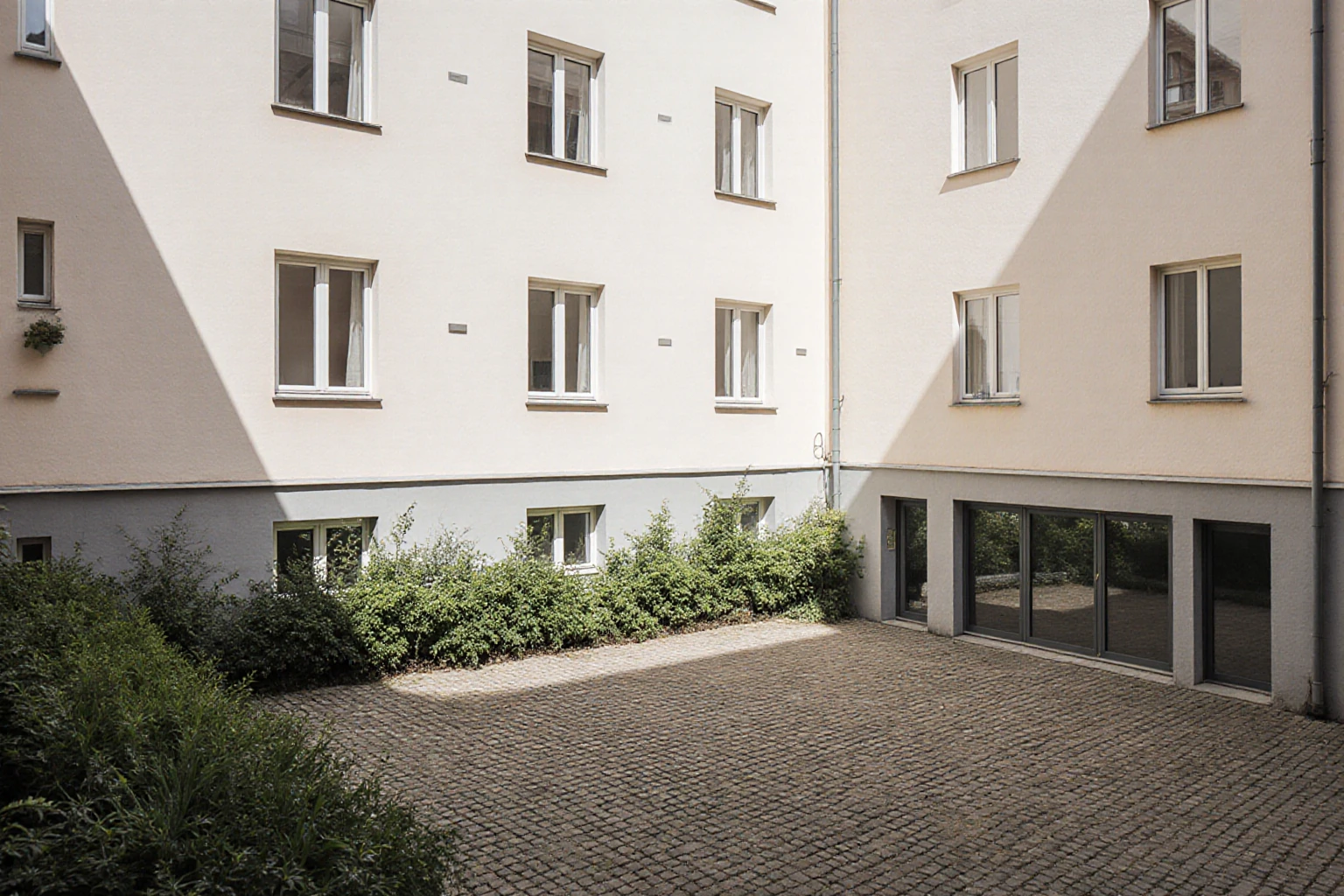 Zugehöriger Hof mit bestehendem Wohn- und Geschäftsgebäudeteil